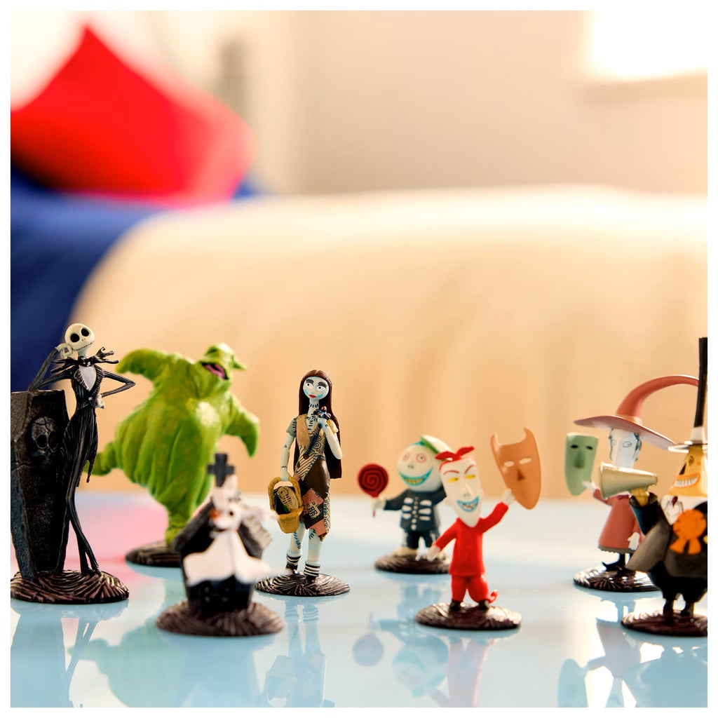 8 Fully Sculpted Figures in Double-Tiered Box with Scenic Backgrounds K770